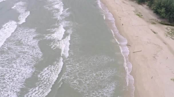 Εναέρια αργή κίνηση βίντεο του surf και αμμώδη παραλία της θάλασσας — Αρχείο Βίντεο