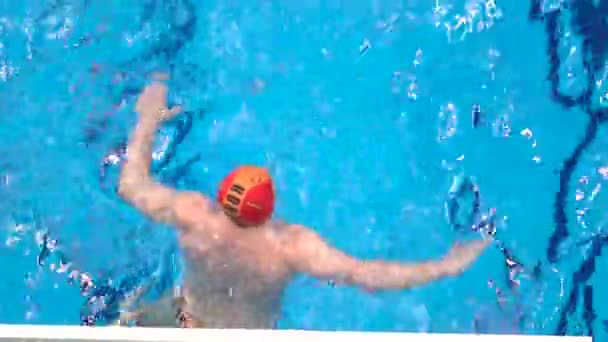 Onherkenbaar waterpolo keeper, Bekijk van bovenaf, zoom uit 4k-video — Stockvideo