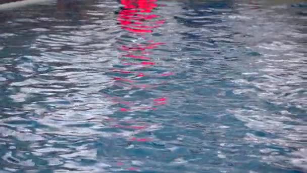 Tiro de cámara lenta de ondulación de agua en la piscina cubierta antes del partido de waterpolo — Vídeos de Stock