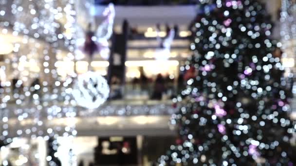 Navidad y Año Nuevo decorado centro comercial. Vídeo en cámara lenta — Vídeos de Stock