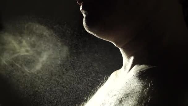 Unrecognizable man sprays his perfume on his chest, slow motion video — Stock Video