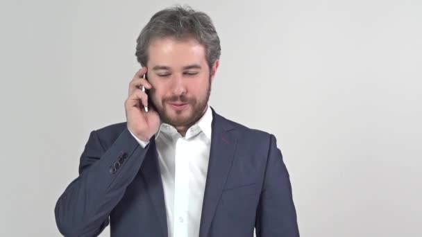 Zakenman glimlachend en praten over de telefoon — Stockvideo