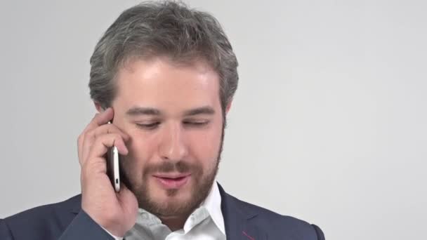 Retrato de hombre de negocios usando teléfono móvil — Vídeos de Stock