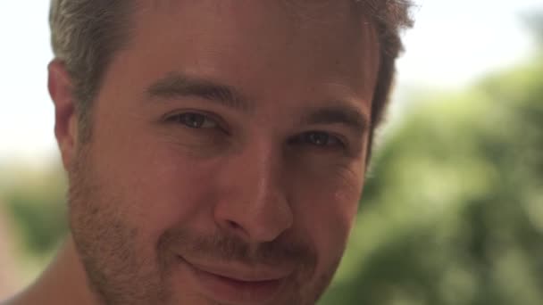 Opalona twarz uśmiechający się człowieka — Wideo stockowe