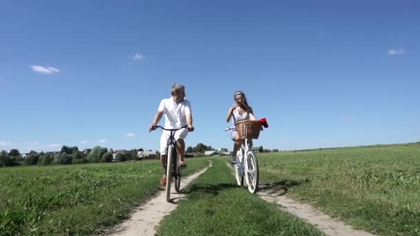 Zomer veld klassieke fietsen, Slowmotion steadicam schot — Stockvideo