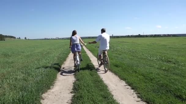 Καλοκαίρι πεδίο κλασσική ποδηλασία, αργή κίνηση steadicam shot — Αρχείο Βίντεο