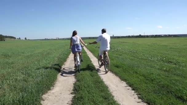 Campo de verão ciclismo clássico, câmera lenta steadicam tiro — Vídeo de Stock