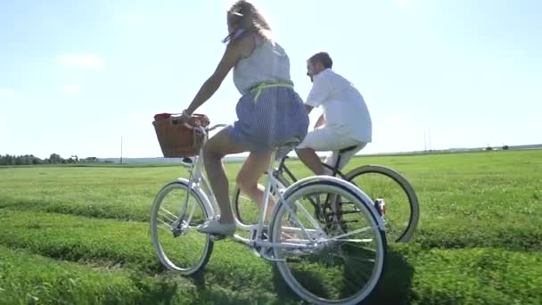 Campo de verano ciclismo clásico, cámara lenta steadicam shot — Vídeo de stock