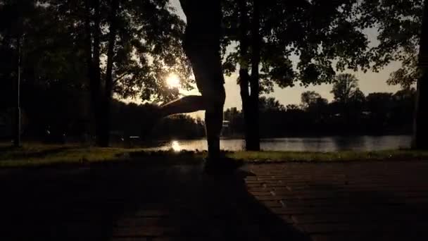 Ο άνθρωπος δρομέας πόδια ηλιοβασίλεμα σιλουέτα, χρώμα που βαθμολογούνται. 4 k steadicam βίντεο — Αρχείο Βίντεο