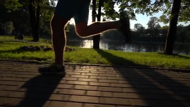 Super câmera lenta clipe steadicam de pôr do sol parque e corredor deixando quadro — Vídeo de Stock