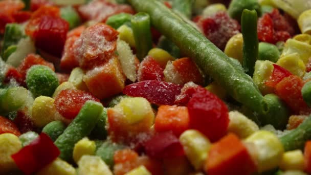 Проміжок часу крупним планом відео: розморожування яскравої овочевої суміші — стокове відео