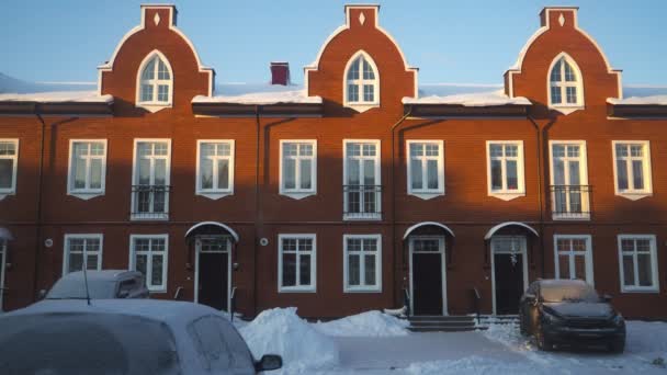 Sombra de la mañana moviéndose sobre casas adosadas de ladrillo rojo, lapso de tiempo. Establecimiento de tiro — Vídeo de stock