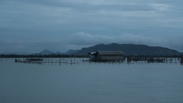 Noite nublado lapso de tempo de Ko Yo aldeia de pescadores ilha, Tailândia — Vídeo de Stock