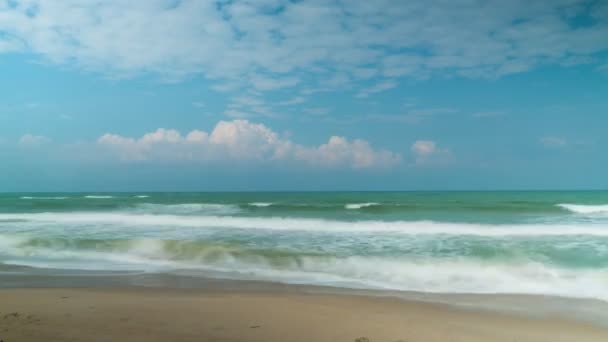 アクアマリン色の海潮と雲の時間経過がビデオ — ストック動画