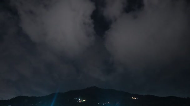 밤, 시간 경과 비디오에서 언덕 위에 구름 fying — 비디오