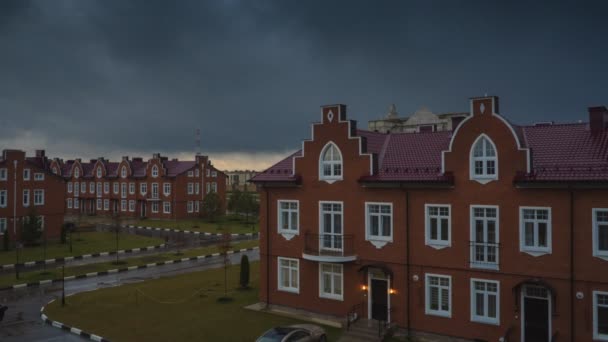 Rode bakstenen herenhuizen in slecht weer. Time-lapse video — Stockvideo