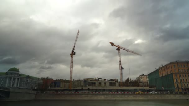 Météo nuageuse Moscou rivière et site de construction time lapse vidéo — Video