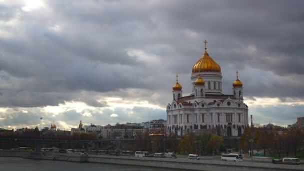 Moskva flod og katedralen i Kristus Frelseren tid bortfalder video – Stock-video