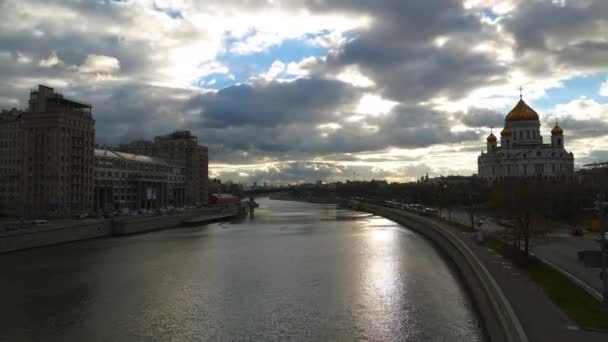 Tarde río Moscú y la catedral de Cristo Salvador lapso de tiempo video — Vídeo de stock