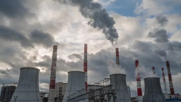 Wärmekraftwerk und bewegliche Wolken im Zeitraffer — Stockvideo