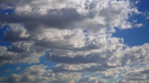 Schöne Wolken, die im Zeitraffer davonlaufen Video — Stockvideo