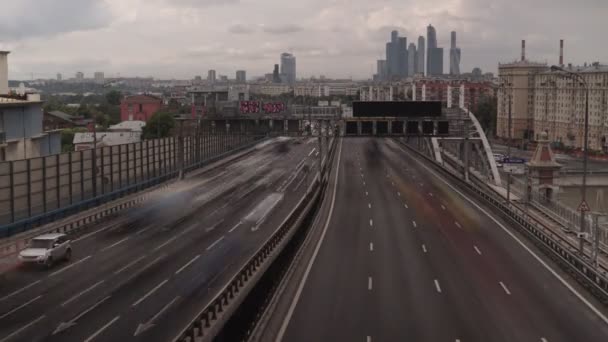 Urban trafikerad väg slät tid förfaller video — Stockvideo