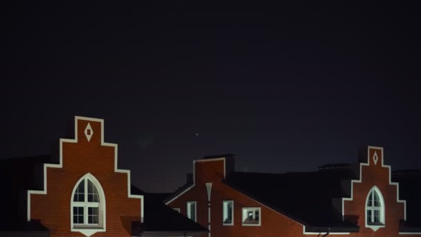 English-slyle rooftops at night, time lapse video — Stock Video