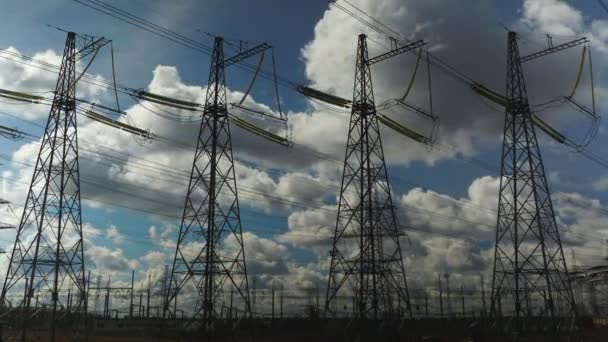 Línea de transmisión de potencia con cielo nublado en el fondo 4k — Vídeo de stock