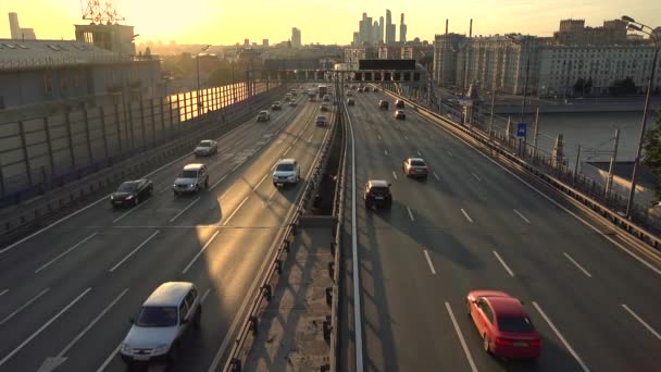 Moskau, russland - 29. Juni 2016. Verkehr und Wolkenkratzer moskauer stadt 4k — Stockvideo