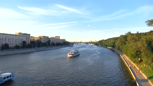 MOSCOU, RUSSIE - 28 JUIN 2016. Coucher de soleil Moscou rivière et bateaux de tourisme 4K — Video