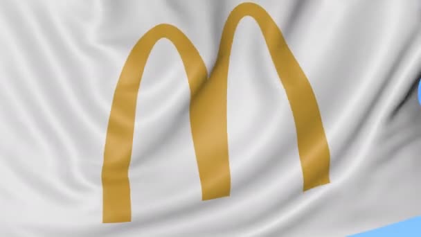 Gros plan du drapeau ondulé avec logo McDonalds, boucle transparente, fond bleu. Animation éditoriale. ProRes 4K, alpha — Video