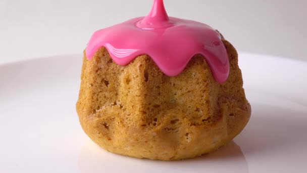Coprendo muffin appena sfornato con salsa rosa video 4K — Video Stock
