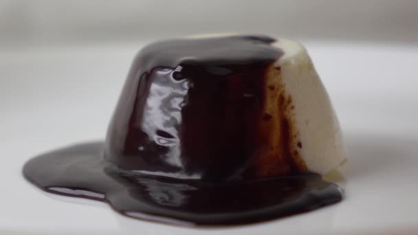 Plocka en bit av pudding och choklad sås med en te sked 4k sköt — Stockvideo