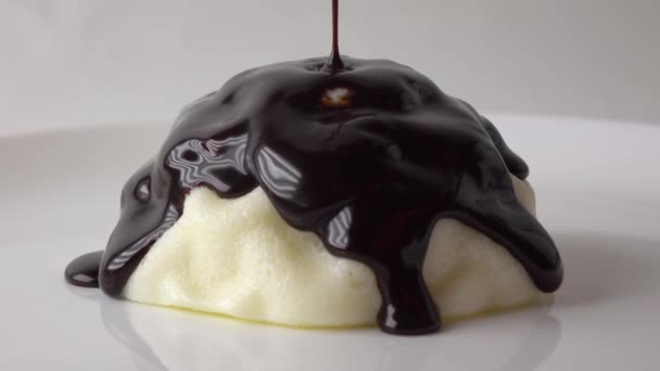 Weißpudding mit dichter Schokoladensauce bedecken 4k shot — Stockvideo