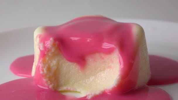 Inname van een stuk van pudding en roze saus met een thee lepel 4k video — Stockvideo