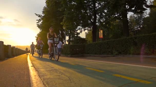 Ρωσία, Μόσχα-Ιούλιος, 3. Αργή κίνηση ηλιοβασίλεμα πλάνο της bicyclers για ενοικίαση ποδήλατα πόλης — Αρχείο Βίντεο