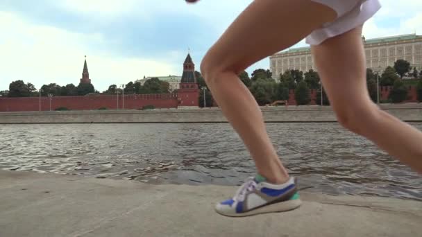 Super Slow Motion Steadicam shot van atletische brunette meisje runner tegen Moskou Kremlin 240 fps — Stockvideo