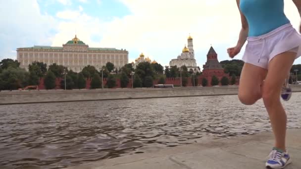 Cámara lenta steadicam disparo de atlético morena chica corredor contra Moscú Kremlin 240 fps — Vídeo de stock