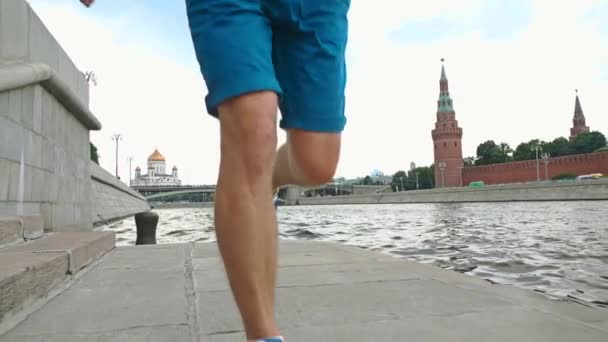 Slow motion steadicam coup de coureur homme athlétique contre Moscou Kremlin 120 ips — Video