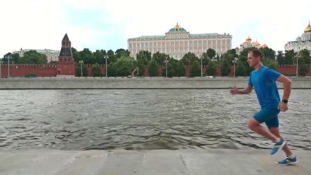 Slow Motion Steadicam strzał lekkoatletycznego biegacza przeciwko moskiewskim kremlowskiej 120 fps — Wideo stockowe
