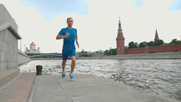 Slow Motion Steadicam shot van atletische man runner tegen Moskou Kremlin 120 fps — Stockvideo