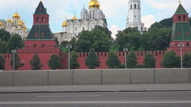 Atlético joven corriendo contra Moscú Kremlin 4K steadicam video — Vídeos de Stock