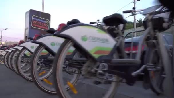 Moskau, russland - juli, 2. reihe fahrräder des stadtradelverleihs, steadicam 4k shot — Stockvideo