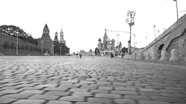 MOSCÚ, RUSIA - 2 de julio. Rojo Cuadrado blanco y negro ángulo bajo ancho steadicam 4K tiro — Vídeos de Stock