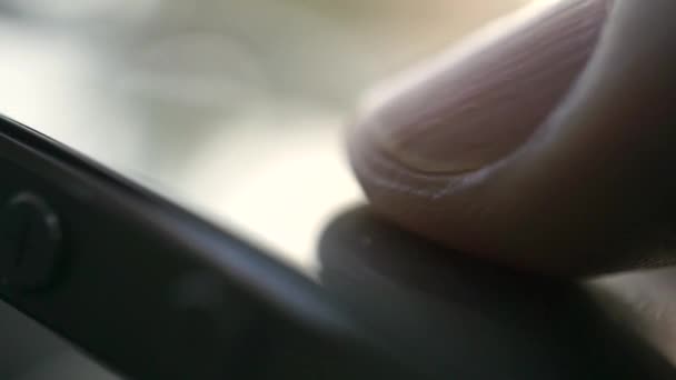 Pollice dell'uomo che tocca un touchscreen di uno smartphone. Scorrendo l'elenco delle opzioni. Macro video DOF superficiale — Video Stock