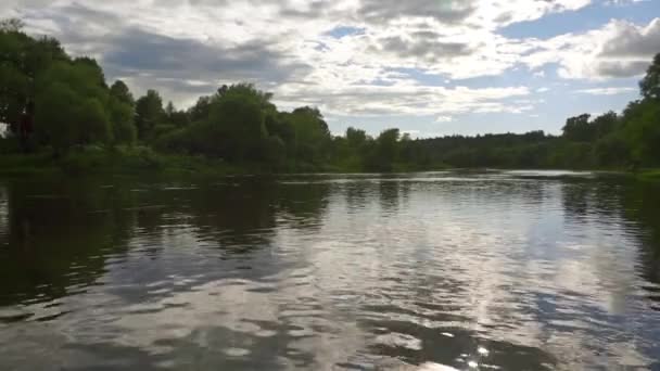 Μακρινό βάρκες και κυματισμός του ποταμού, σε αργή κίνηση το καλοκαίρι, πυροβόλησε — Αρχείο Βίντεο
