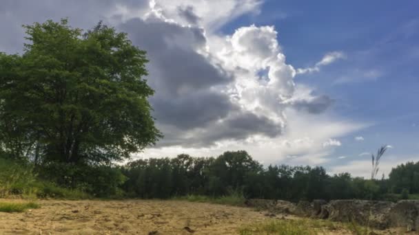 Riverside playa de arena y dramáticas nubes pesadas hiperlapso de verano, 4K — Vídeo de stock