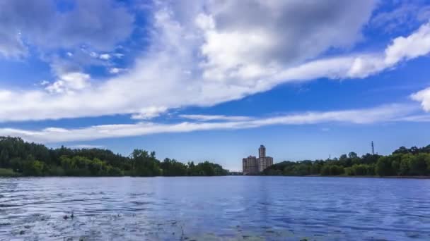 Ribeirinhos, lancha e nuvens flutuantes de verão lapso de tempo de 4K — Vídeo de Stock