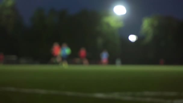 Αργά το βράδυ ποδόσφαιρο κατάρτισης αργή κίνηση βίντεο bokeh — Αρχείο Βίντεο
