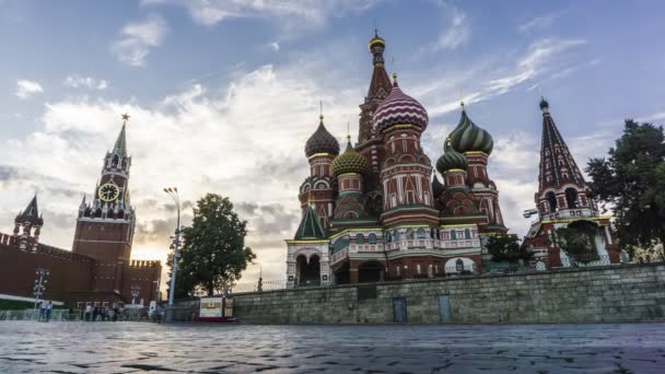 Kathedraal van het Kremlin van Moskou, de Rode plein en de Saint-Basils 4k avond timelapse — Stockvideo